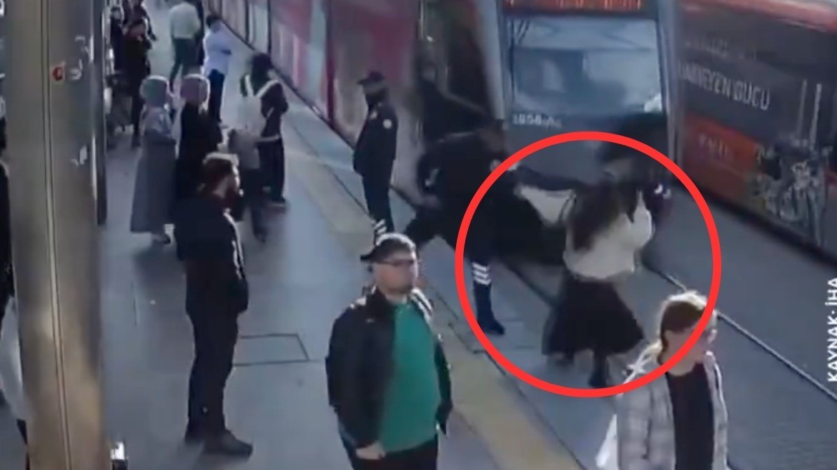 VIDEO ¡Por un segundo! Casi atropellan a mujer que usaba audífonos y un hombre la salva