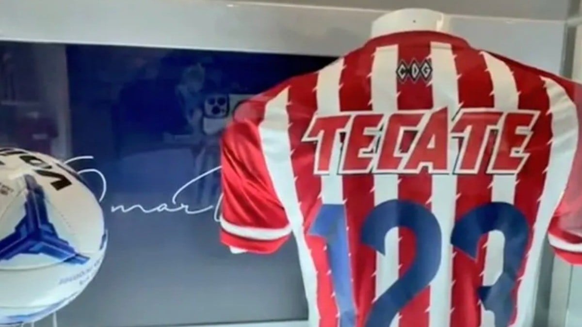 Museo Chivas quita vitrina dedicada a Omar Bravo tras ser vinculado a proceso