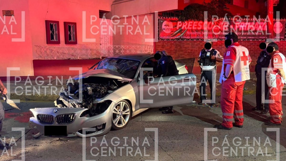 Iba a exceso de velocidad: Adulto mayor choca su BMW contra árbol 