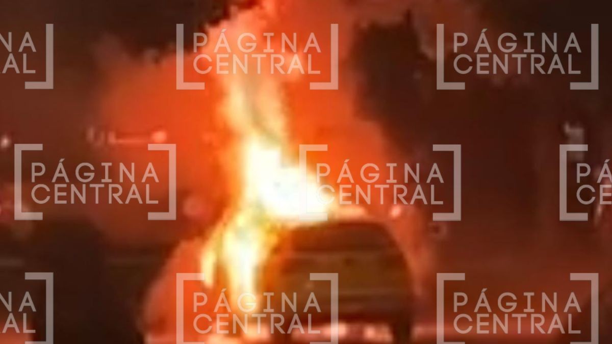 ¡En llamas! Se incendia automóvil afuera de prepa en León