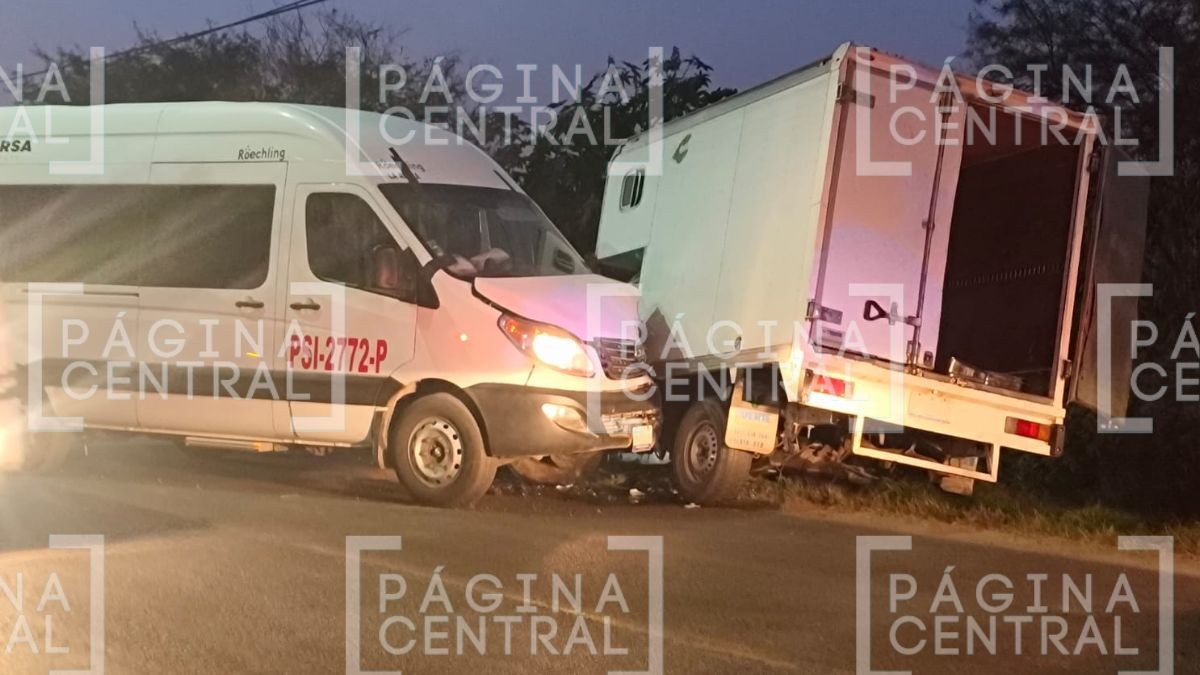 ‘Venía zigzagueando’: Camioneta de transporte choca contra unidad de carga