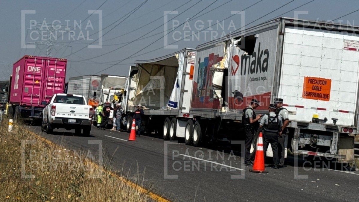 ¡Todo se regó! Trailero pierde control de unidad y se va contra camioneta cargada de carne