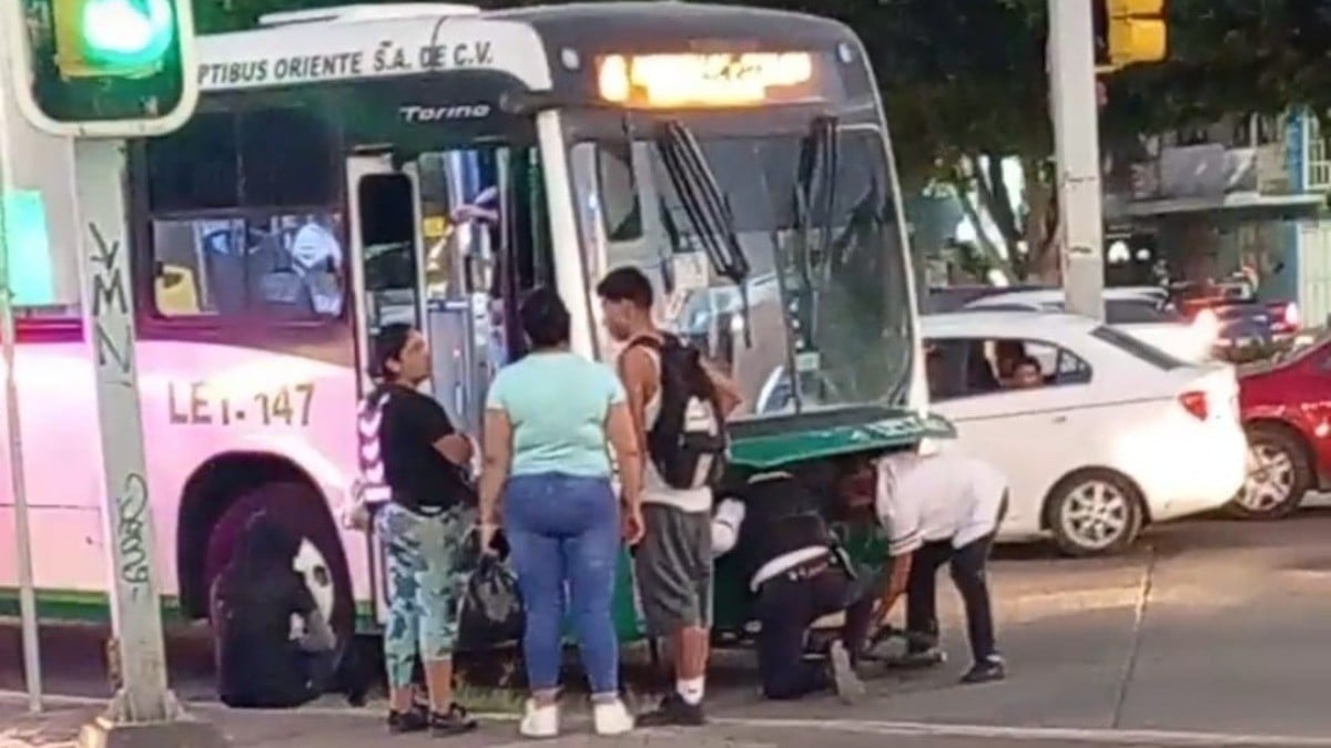 ¿Cómo está? Optibus arrolla a ciclista, sale proyectado y su bici termina bajo el camión