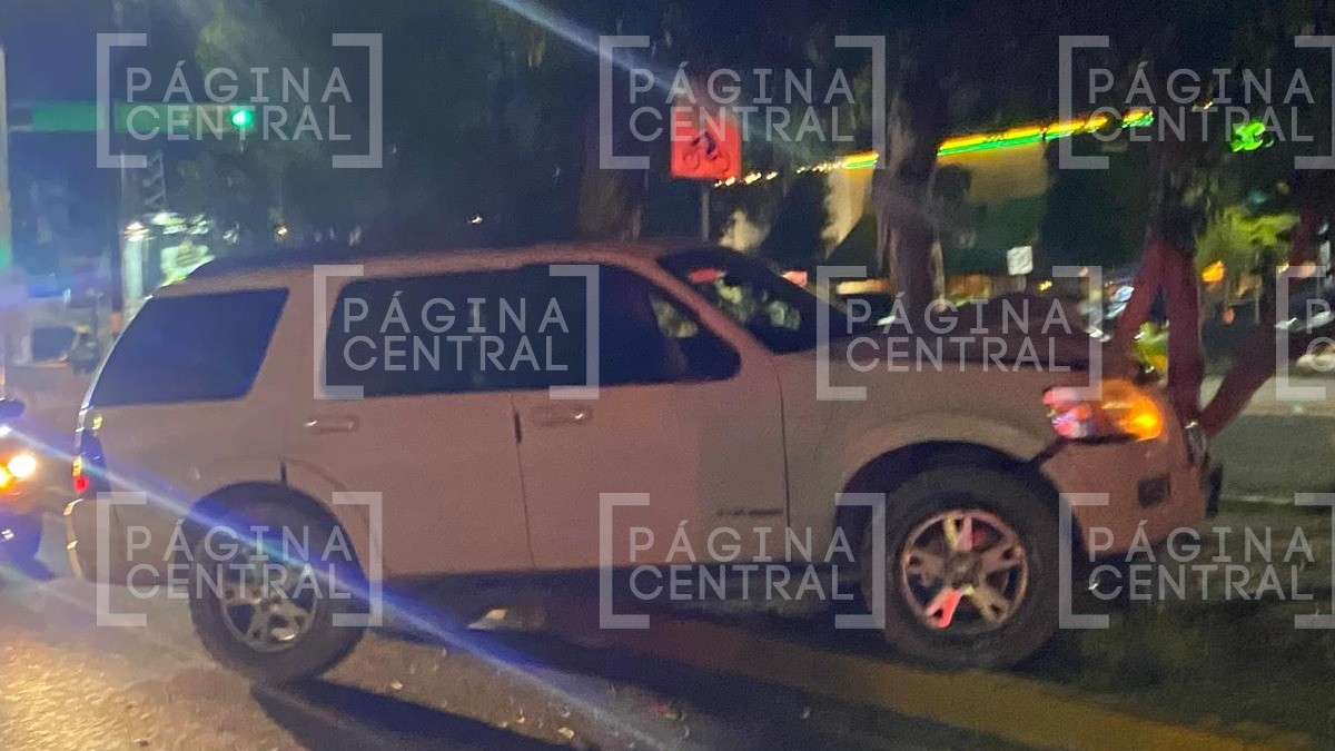¿Pero cómo llegó ahí? Camioneta termina sobre el camellón en avenida de León