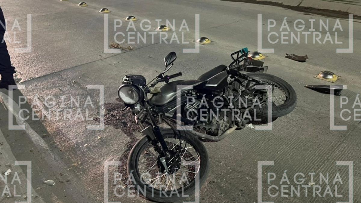 Iban a exceso de velocidad: Pierden control de moto y se estrellan contra árbol 