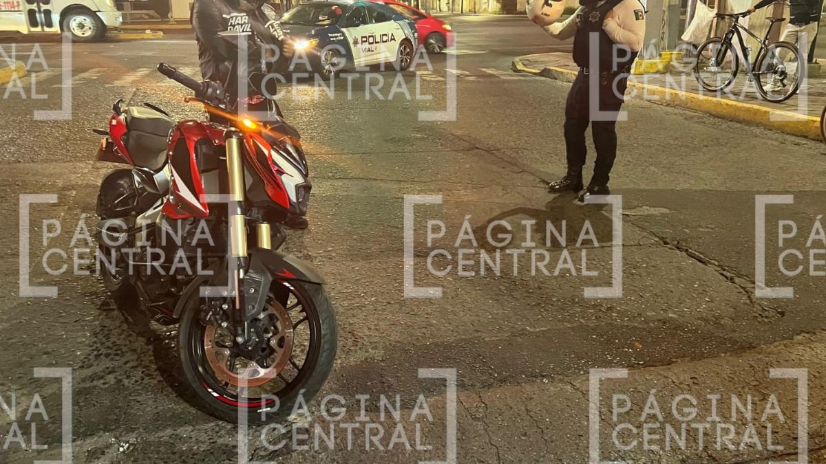 Terminan derrapando: Motociclista iba con acompañante, pierde el control y caen