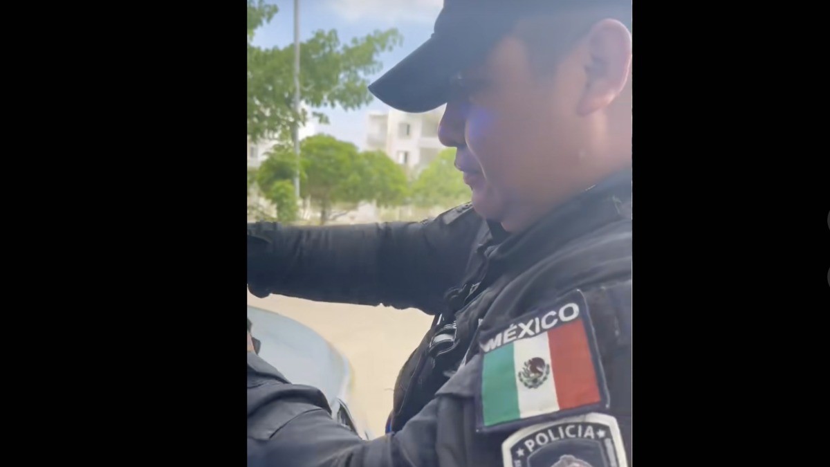 VIDEO Sin justificación, policía acorrala a joven, revisa su mochila y le pide su celular