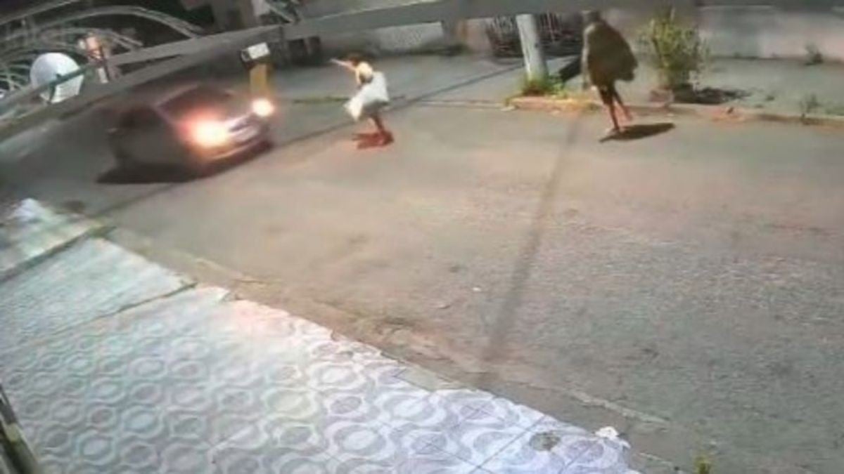 VIDEO Uno murió: Hombres intentan asaltar a conductor y son arrollados por víctima
