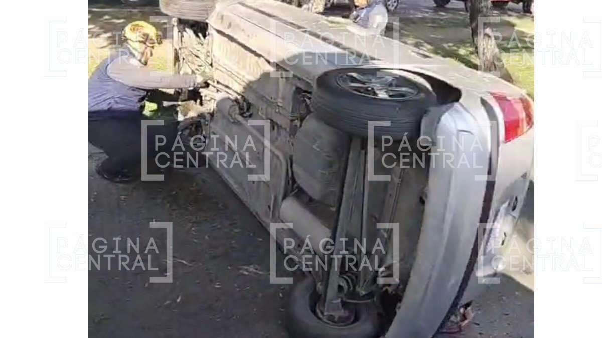 ¡Mujeres vuelcan de lado! Al circular por Tablas de la Virgen esto les pasó