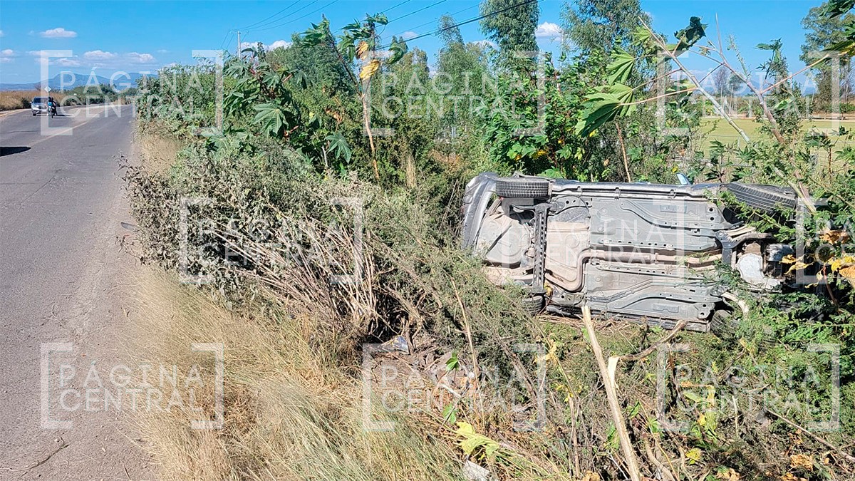 Camioneta termina volcada tras ser impactada por otra unidad en la carretera