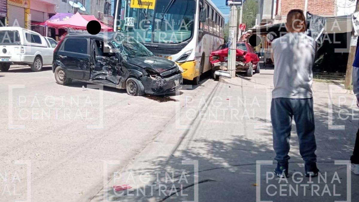 Quedaron destrozados: Camión urbano choca contra dos automóviles 