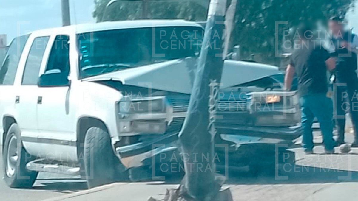 Choca camioneta contra poste de alumbrado; el chofer resultó lesionado