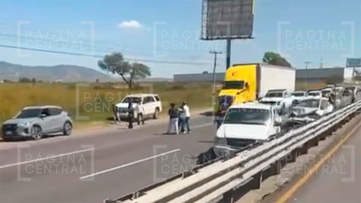 Camioneta es chocada por un coche y se estrella contra muro de contención; hay dos heridos