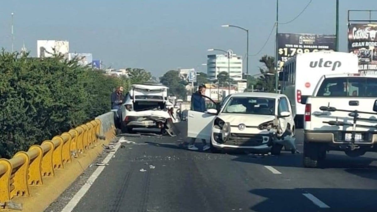 Chocan dos autos en La Herradura, pedazos de carrocería quedaron regados en el puente