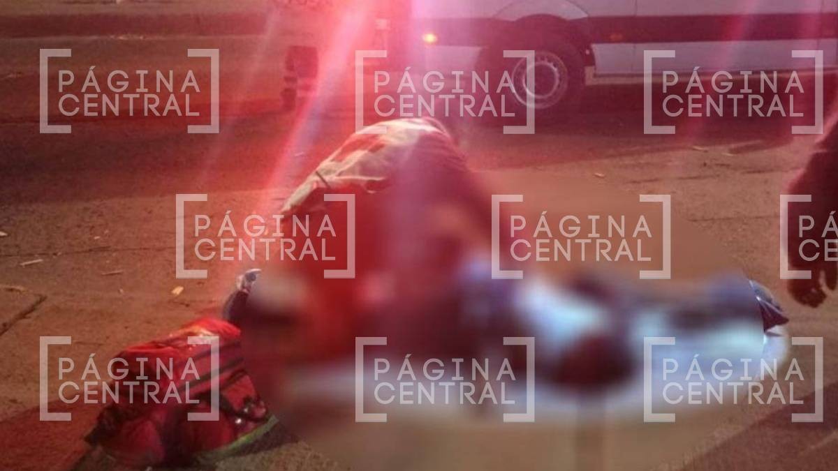 Iba a exceso de velocidad: Joven motociclista choca contra poste