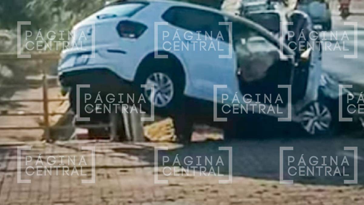 Perdió el control: Conductor choca contra poste de luz y semáforo