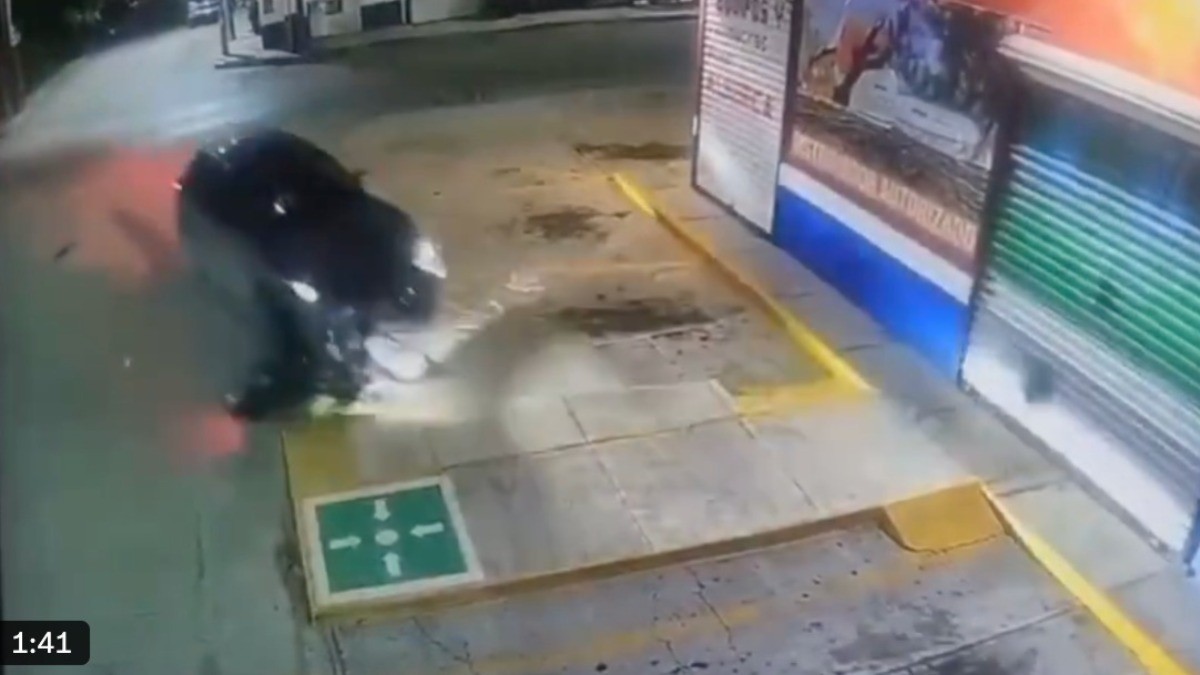 VIDEO Mamá entrega a su hija adolescente a la autoridad por atropellar, matar a joven y huir