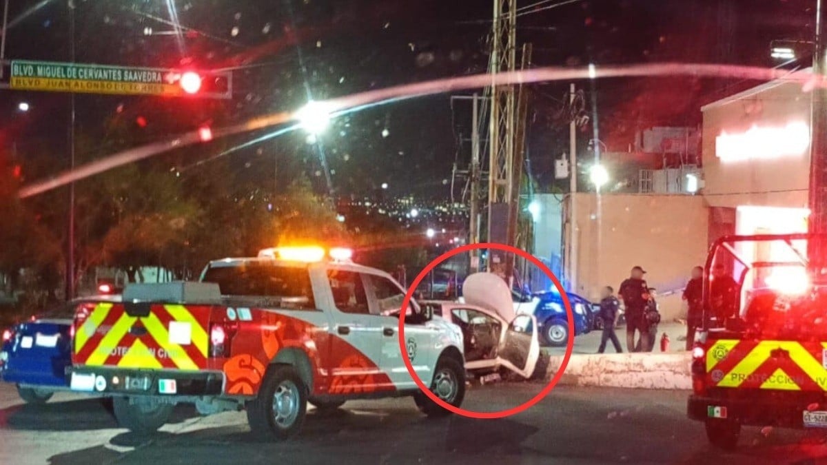 Camioneta iba por bulevar cuando la impactó un auto y casi se se va contra una farmacia