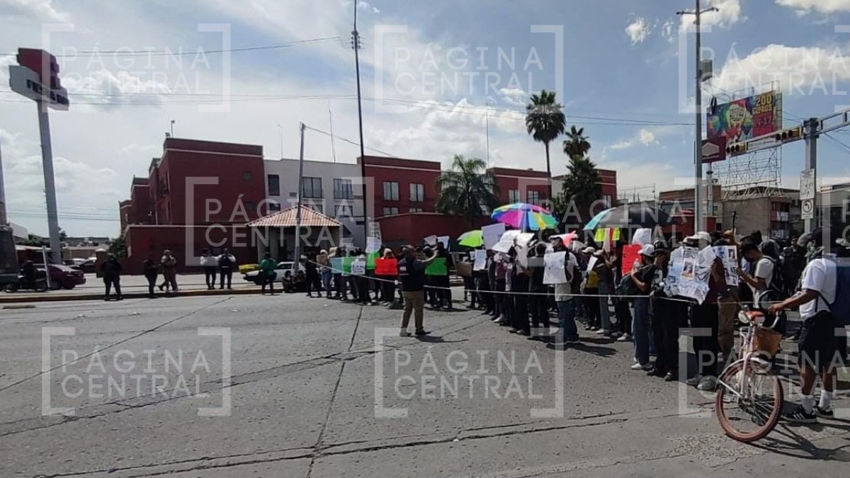 “¡Fuera Lourdes!“ Estudiantes del ITL protestan y bloquean bulevar López Mateos