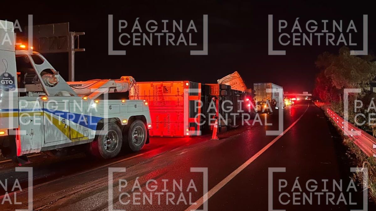 Terminó volcado: Conductor de tráiler intenta evitar asalto y sufre accidente en carretera