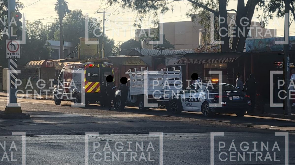 VIDEO Terminaron en el piso: Camioneta choca contra moto en la que viajaban dos personas