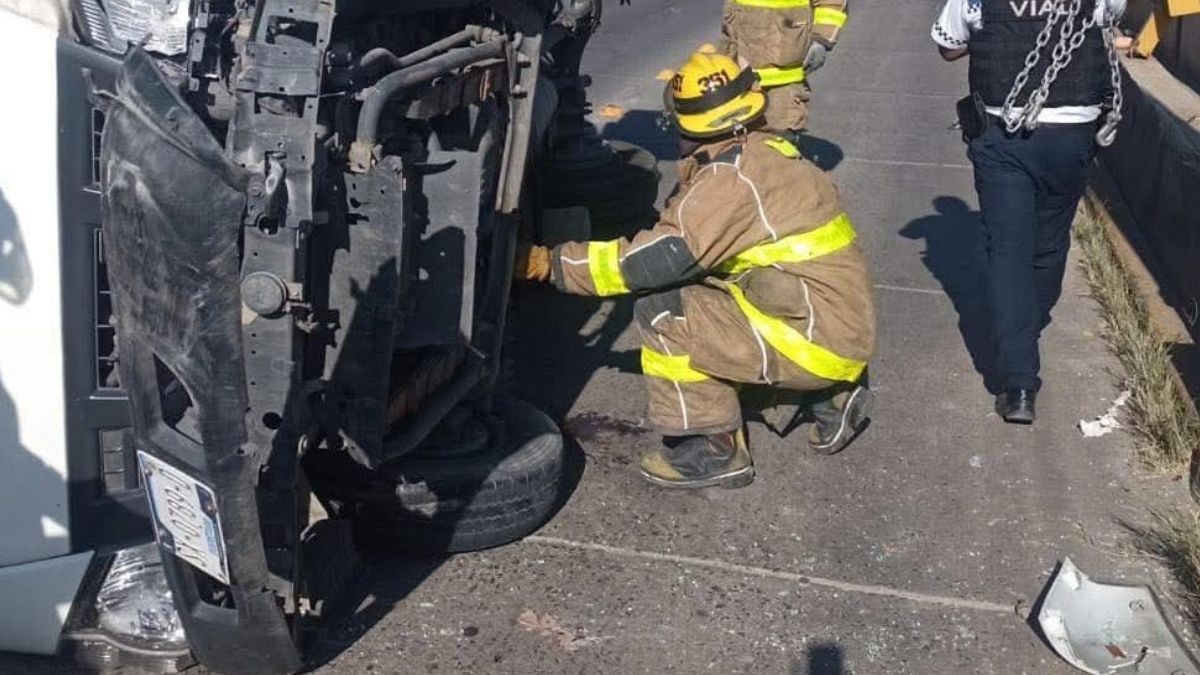 Perdió el control: Volcadura de camión de paquetería bloquea bulevar 