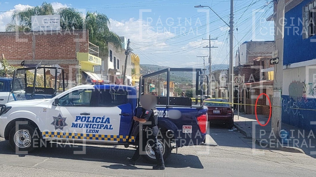 Hombre iba por la calle cuando lo balearon, intentó huir, pero murió frente a una casa