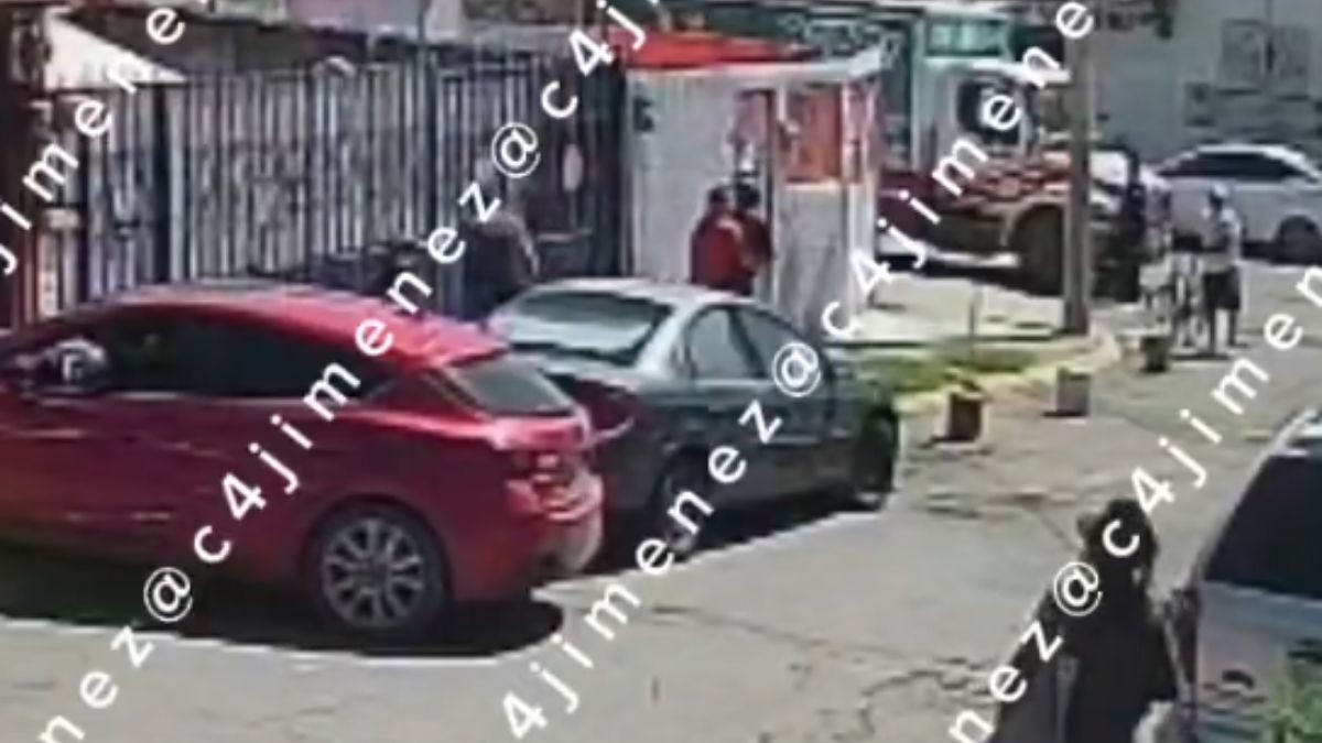 VIDEO ‘¡Les doy en la cara!’, mujer defiende con pistola a su novio durante ataque