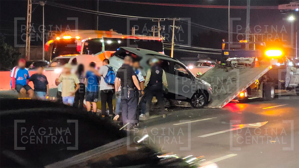 Familia sufre aparatoso accidente en el bulevar Aeropuerto tras salir de una fiesta