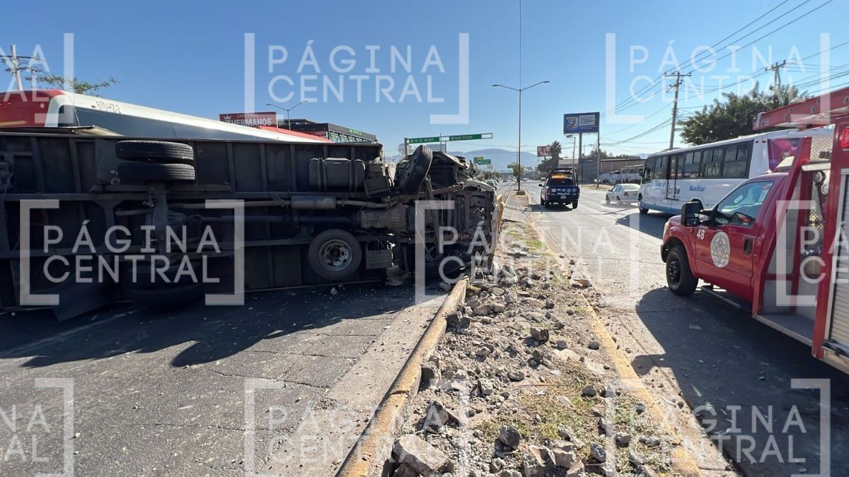 VIDEO ¡Fuerte accidente! Volcadura de camión de carga genera fuerte afectación vial