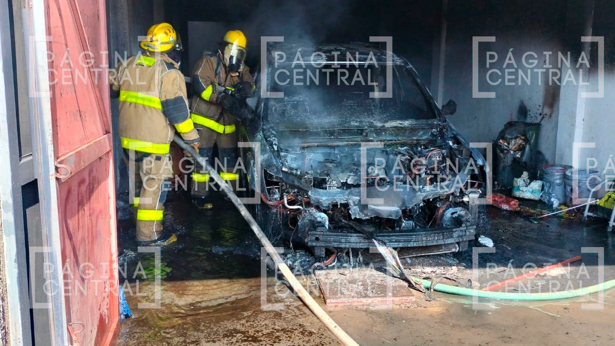 Se incendia taller mecánico; un carro y parte del mobiliario quedaron reducidos a cenizas