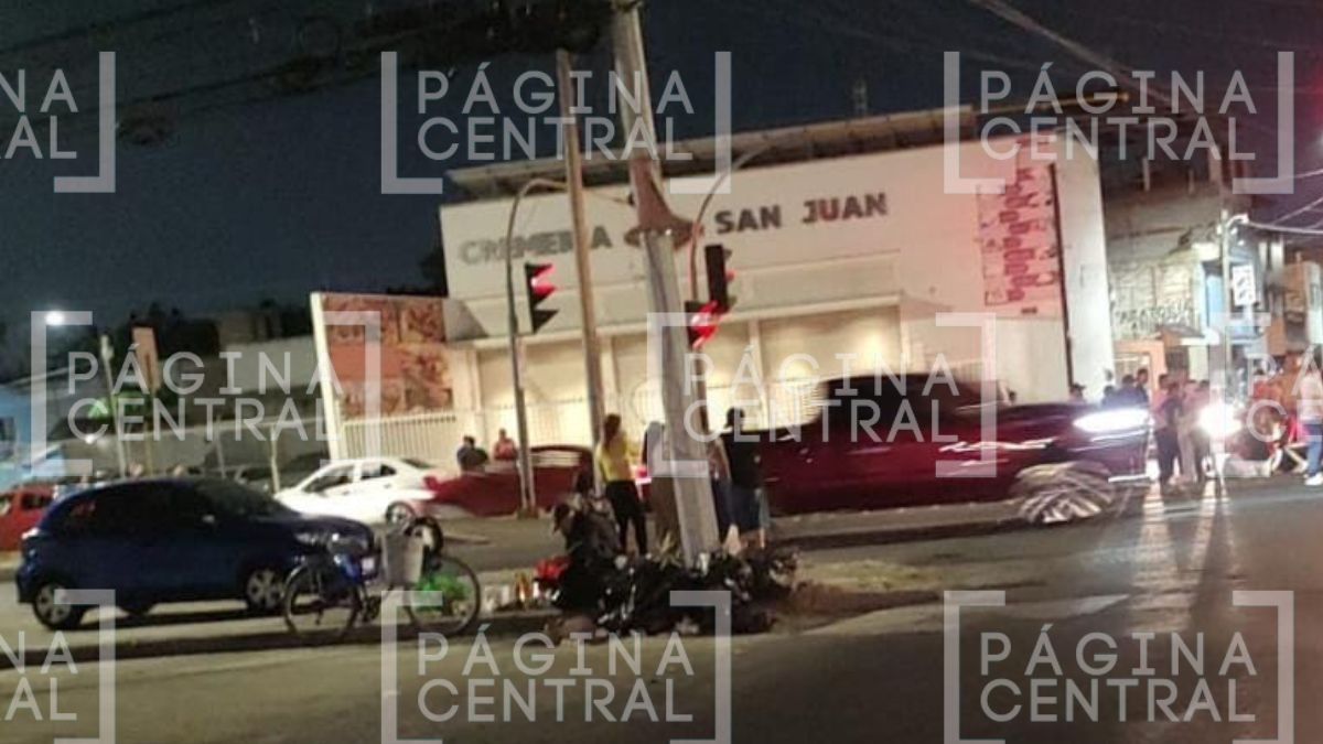 Responsable huyó del lugar: Joven iba en su moto cuando es arrollado 