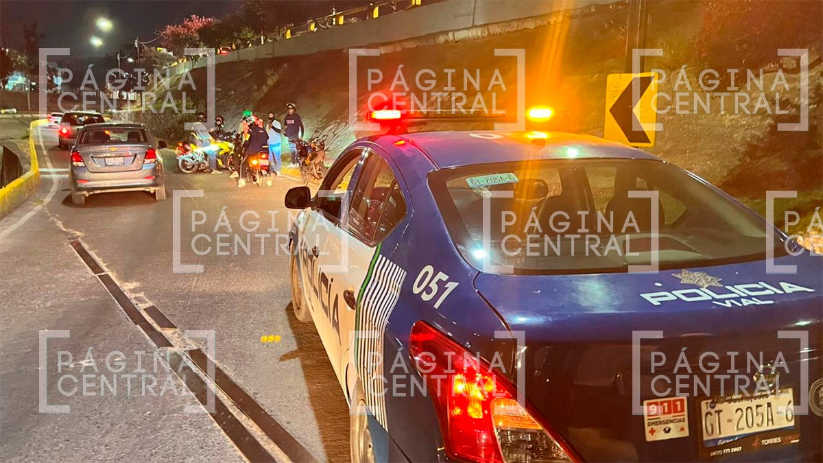 Repartidores derrapan en el Malecón del Río; compañeros los auxilian y llevan al hospital