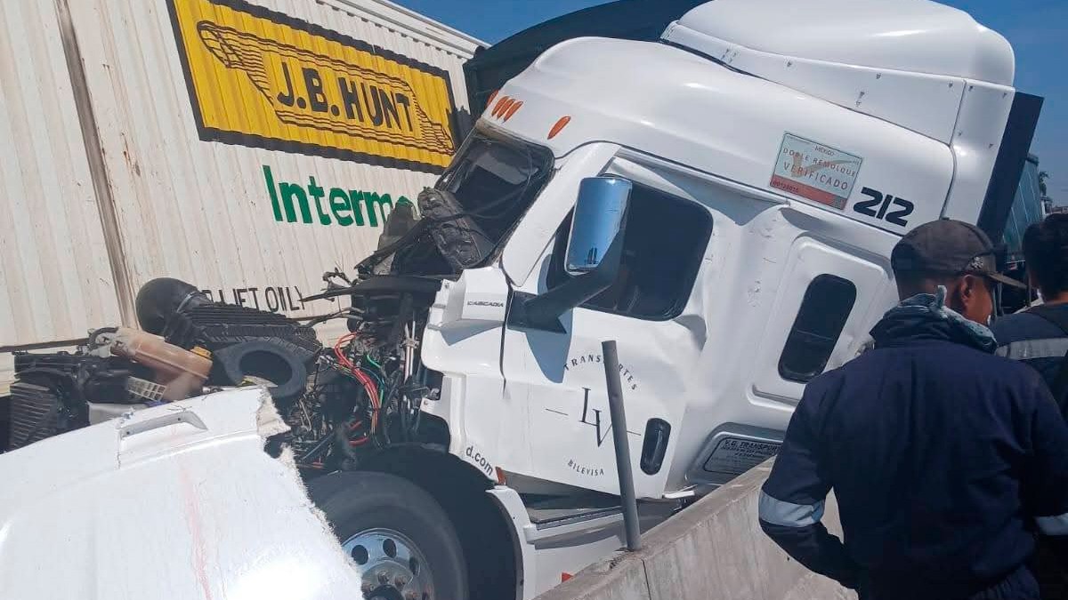 ¡Carambola! Repentino embotellamiento causa choque múltiple este tramo carretero