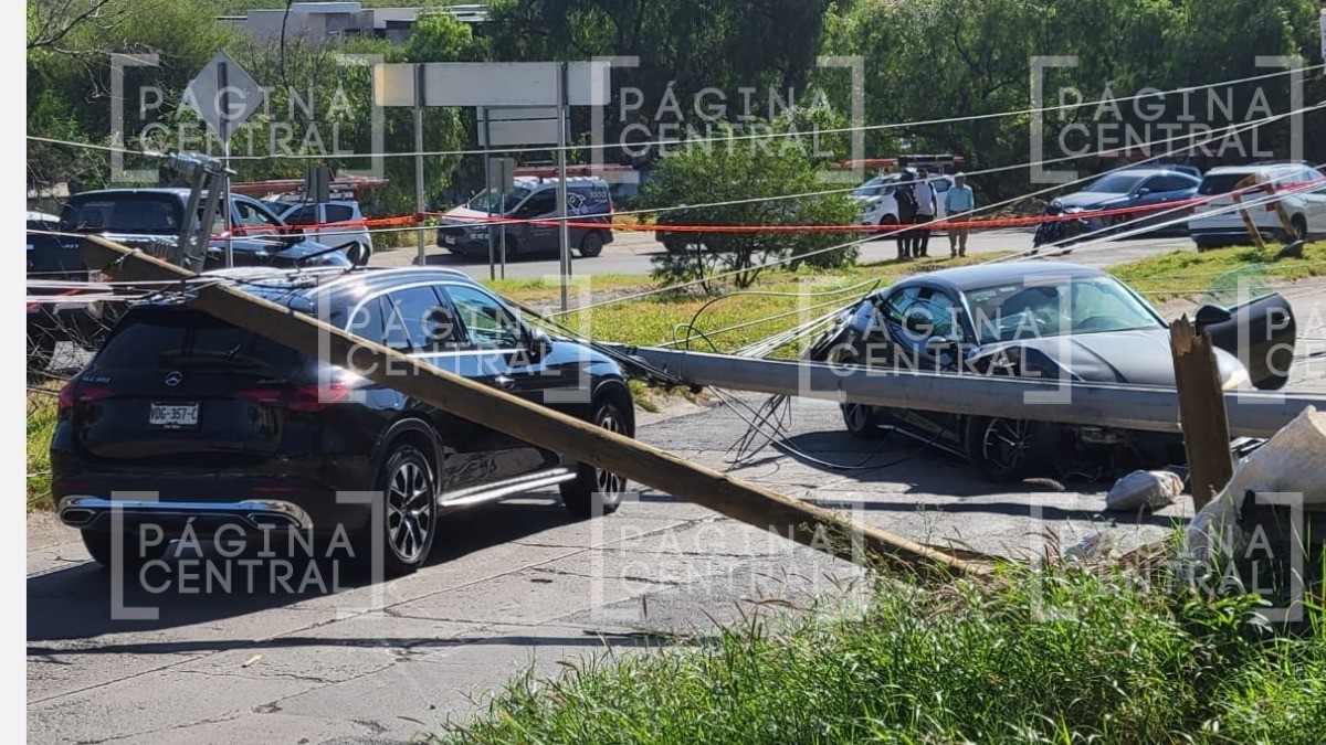 ¡Les caen dos postes encima! Fuerte choque deja dos heridos y un ‘trafical’