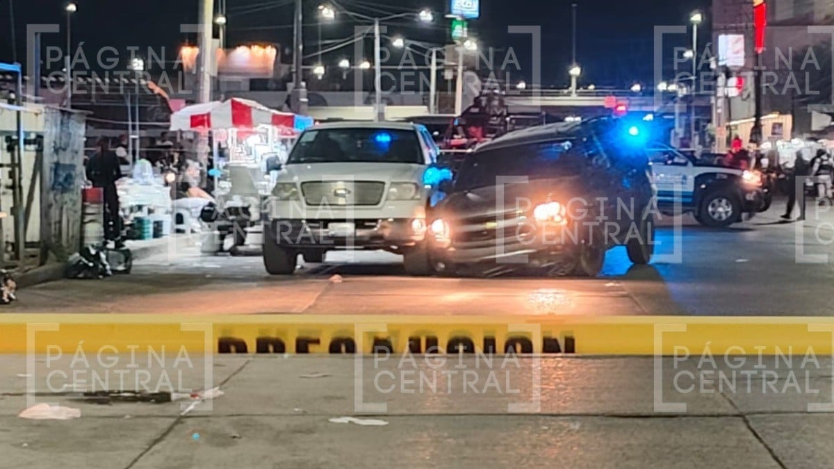 ¡Persecución de película! Huyen en camioneta, chocan auto, local y caen cerca de la Central