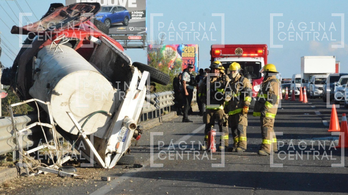 ¡Temor en la Silao-León! Pipa vuelca y termina 'colgada' de barra de contención