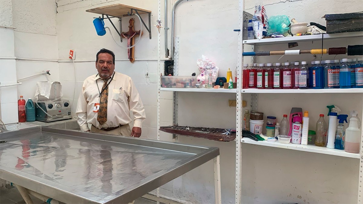 José Luis es un leonés embalsamador y aveces tiene que dormir a un lado de los difuntos
