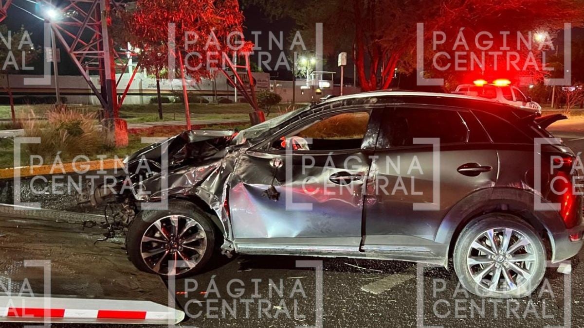 Iba a exceso de velocidad: Conductor pierde el control y termina volcado 