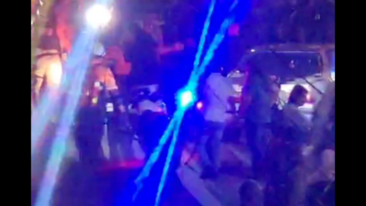 VIDEO Vehículo pierde el control y causa accidente con lesionados en pleno desfile