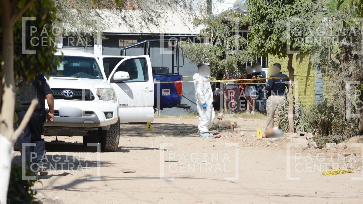 Hombre iba por la calle cuando de pronto le dispararon, su cuerpo quedó en una esquina
