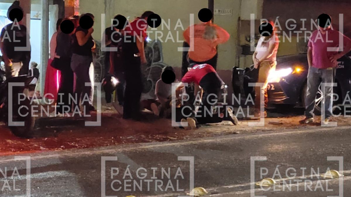 Tras intentar rebasar: Motociclista arrolla a madre e hija que cruzaban bulevar