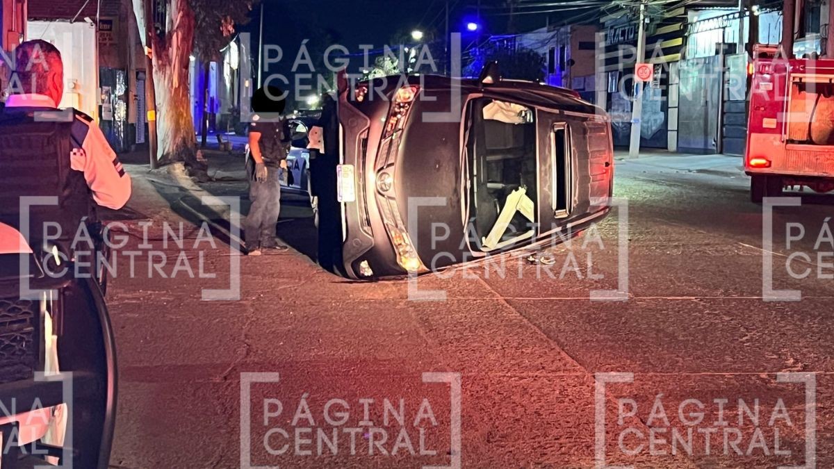 Terminó volcando: Conductora pierde el control de su Toyota y sufre accidente 