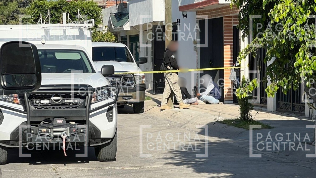 Hijos van a buscar a su mamá y la hallan muerta; su hermano estaba atrincherado en la casa