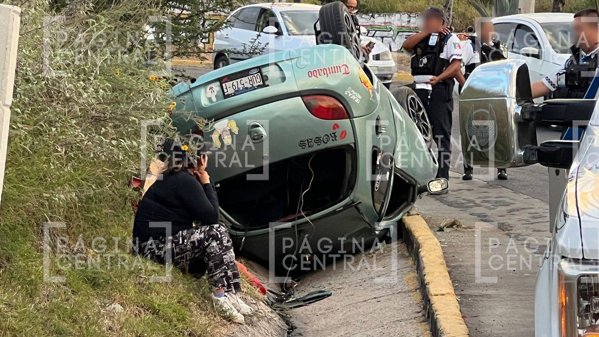 Carro termina llantas arriba tras aparatosa volcadura en este bulevar de León
