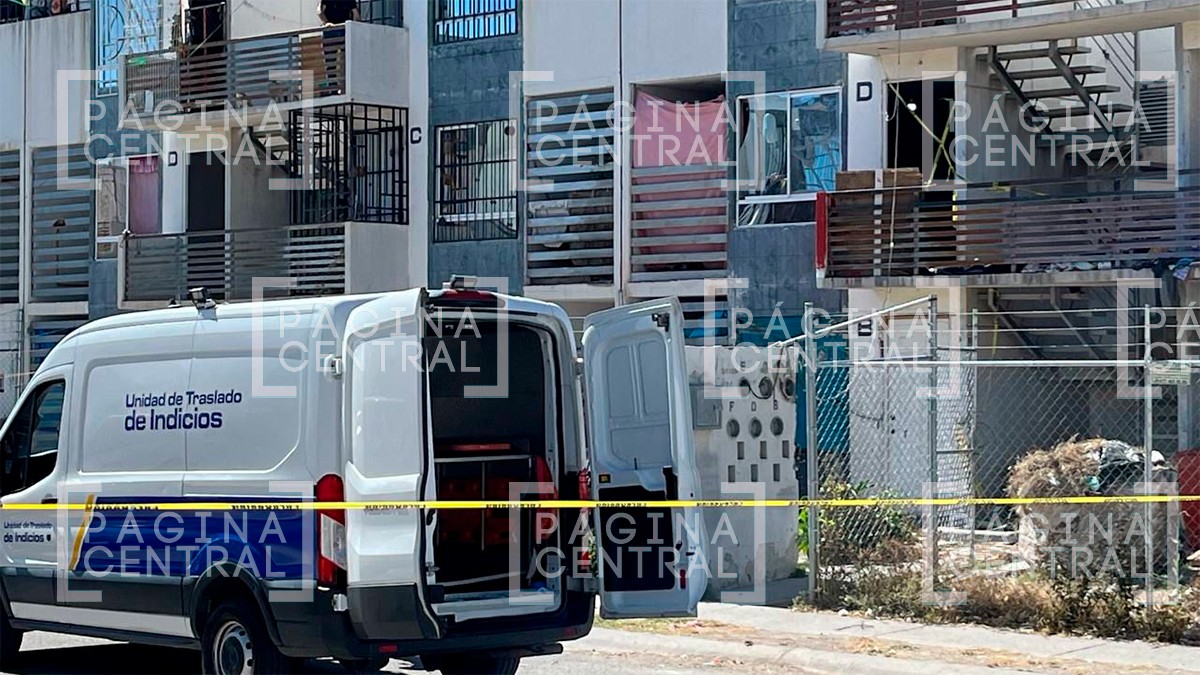 Dejaron a un embolsado debajo de las escaleras de un edificio de departamentos