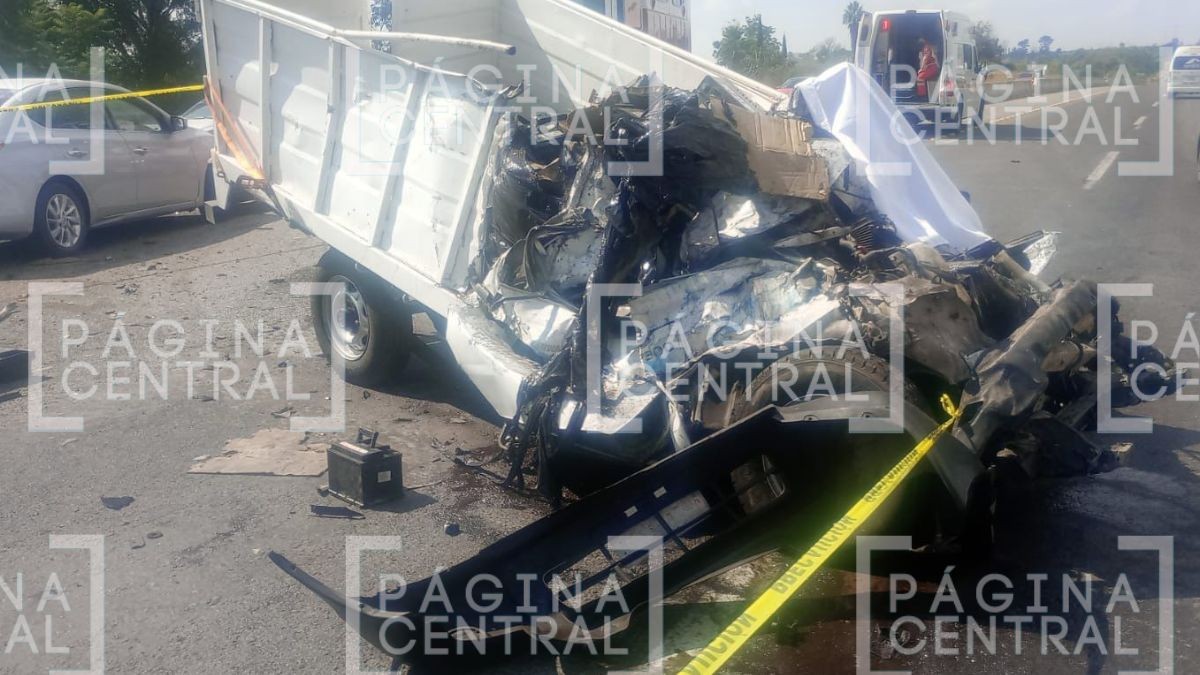 No alcanzó a frenar: Conductor de camioneta choca contra pipa y muere
