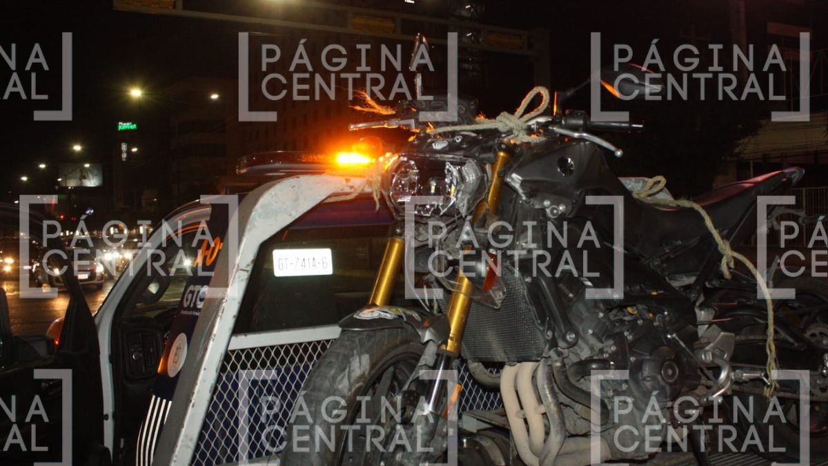 No respetó el alto: Motociclista se va de largo y choca contra otro 