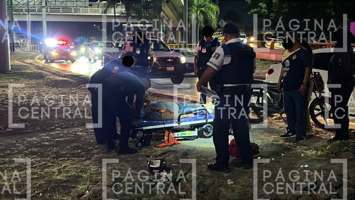 Salió proyectado: Motociclista sufre fuerte accidente tras derrapar