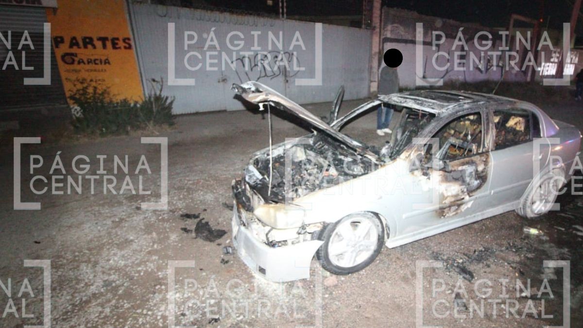 Viajaban papás e hijo: Automóvil se incendia en pleno bulevar en León
